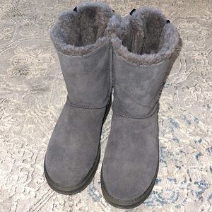 Ugg Woman’s Bailey Boot with bow